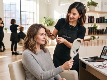 Las peluqueras coinciden sobre las canas: “No hace falta cortarlas, se puede tener una melena larga con canas. La preocupación debe estar en cuidar el cabello blanco y largo, que tenga densidad y textura. La mujer no tiene que cortárselo corto”