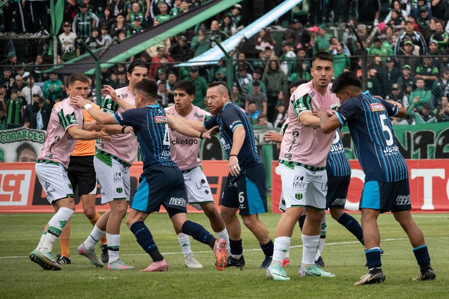 En algunos pasajes del cotejo hubo fricciones propias del juego, que no pasaron a mayores. En cambio, en las tribunas de la "República de Mataderos" el clima se puso caldeado después del gol de Gimnasia, por disputas entre los propios hinchas del local.