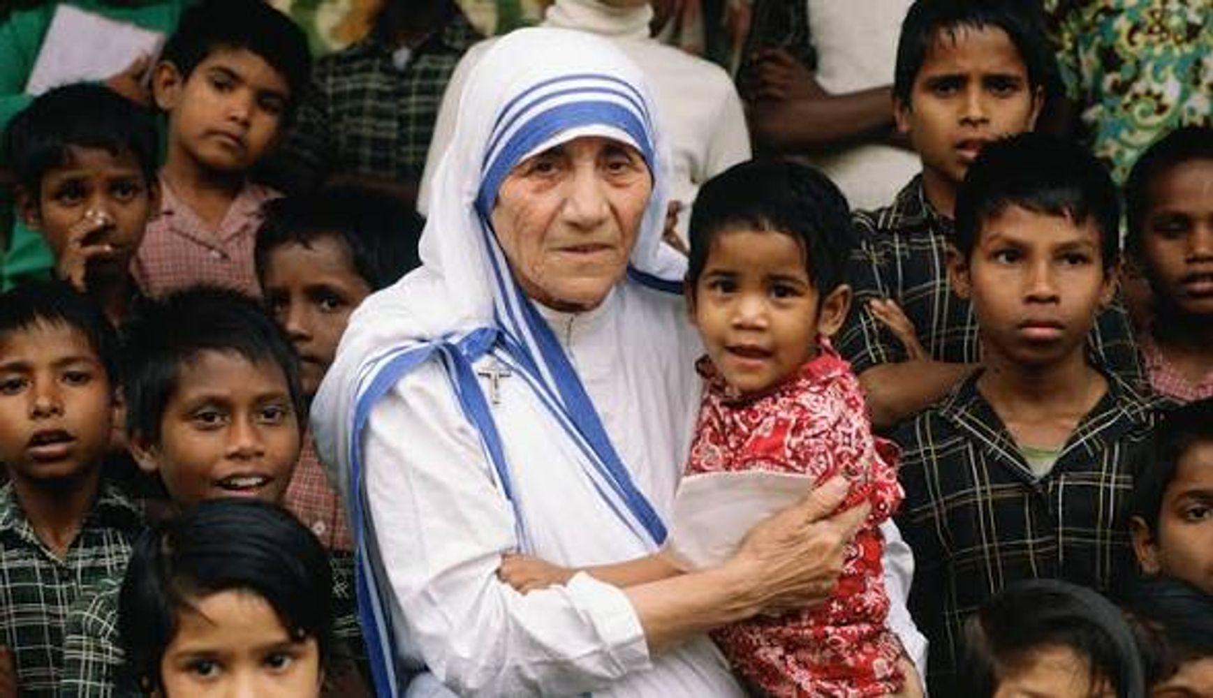 La noble lección de la Madre Teresa de Calcuta, premio Nobel de la Paz, sobre el amor: “El amor comienza en casa, y no importa cuánto hacemos, sino cuánto amor ponemos en lo que hacemos”