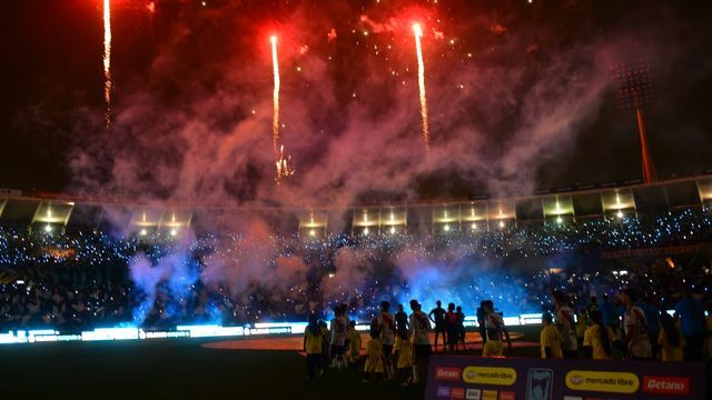 Estruendosa salida al campo de juego de Belgrano y River en el Kempes.