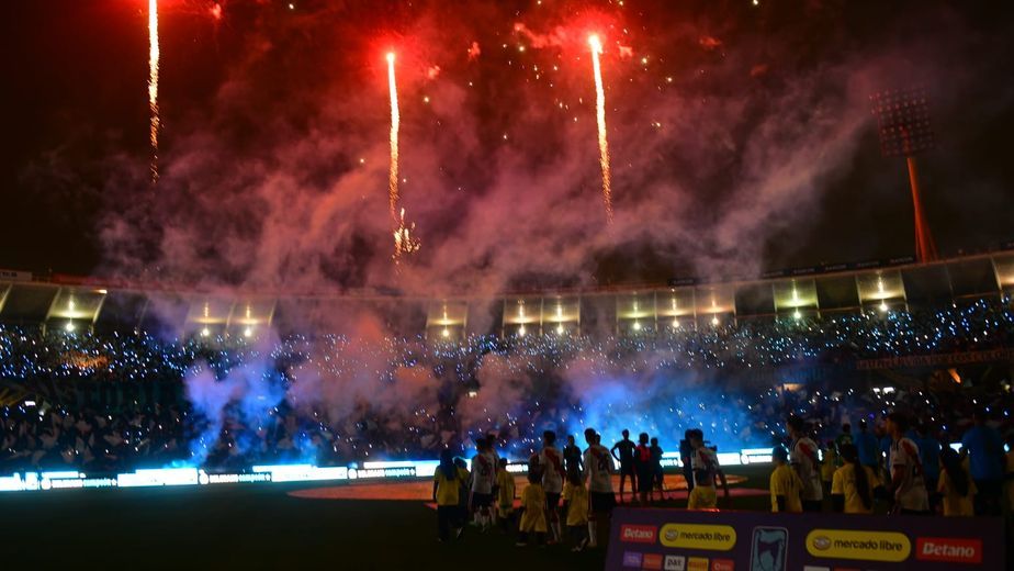 Belgrano-River tuvo un deslumbrante recibimiento en el Kempes, y con banderas "Piratas" por el clásico
