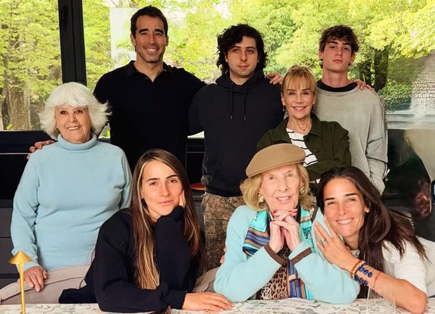 Mirtha rodeada de sus seres queridos en el Día de la Madre.