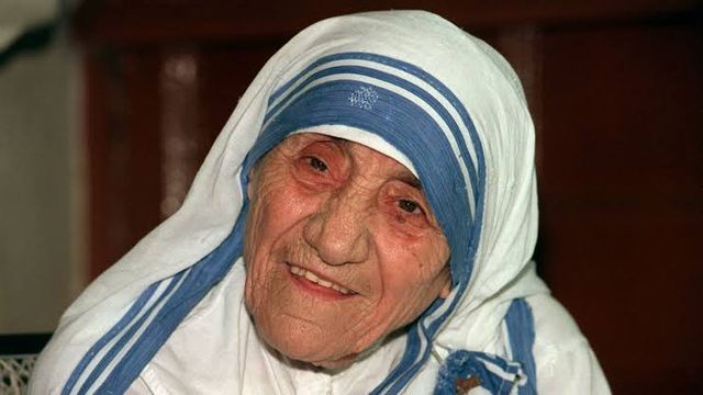La noble lección de la Madre Teresa de Calcuta, premio Nobel de la Paz, sobre el amor: “El amor comienza en casa, y no importa cuánto hacemos, sino cuánto amor ponemos en lo que hacemos”