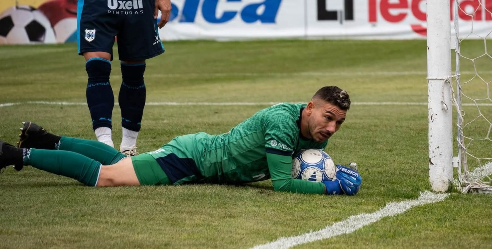 Milton Álvarez fue clave en el primer tiempo con dos intervenciones decisivas ante Ambrogio y Ocampo, evitando que Nueva Chicago se pusiera en ventaja cuando el "Lobo" no encontraba su juego en el estadio de Mataderos.