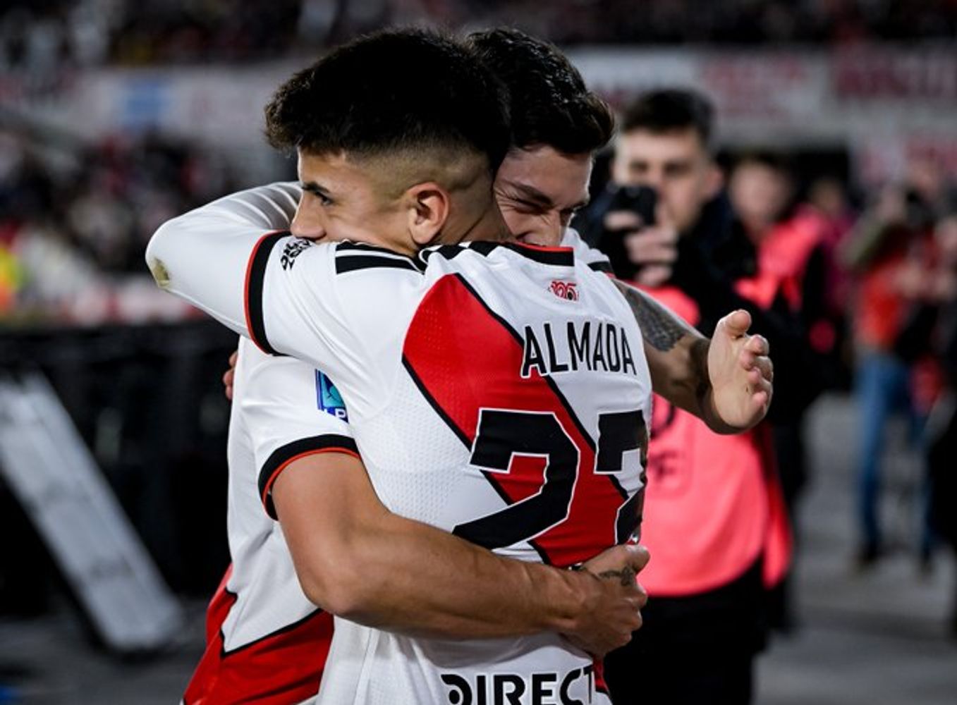 Gol tope de gama de Thiago Almada para el 3 a 0 de River sobre Belgrano.