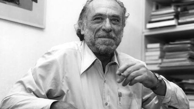 La demoledora reflexión de Charles Bukowski, escritor, sobre el comportamiento humano: “El problema con el mundo es que la gente inteligente está llena de dudas, mientras los estúpidos están llenos de confianza”