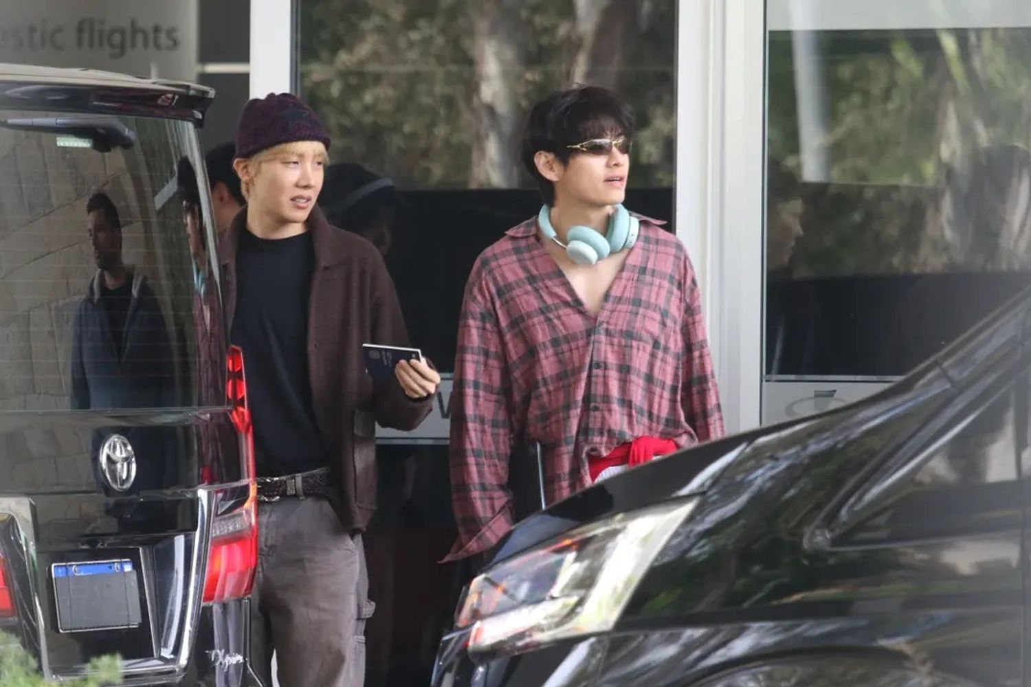 Tae y Hobi de BTS en Ezeiza, Argentina.