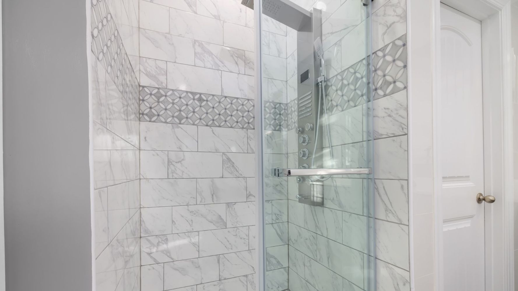 Panel de vidrio fijo, lo nuevo para el baño.