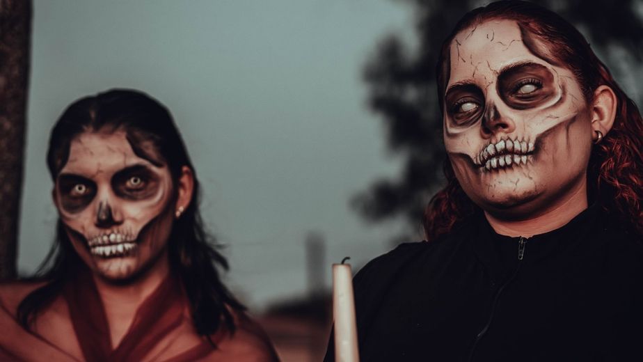 Halloween 2026: expertos aclaran si los lentes de contacto de colores son malos para la salud o es un mito