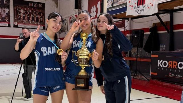 Julia Quinteros, Juana Montivero y Catalina Maggi campeonas  U-17 con Bahía Blanca. 