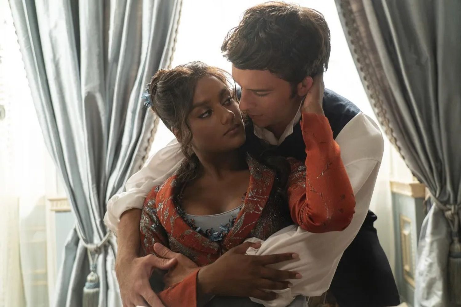 Simone Ashley y Jonathan Bailey mantienen una relación de compañerismo y admiración profesional.