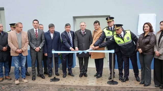 Las autoridades recorrieron la obra del Salón de Usos Múltiples, con un 80% de avance.