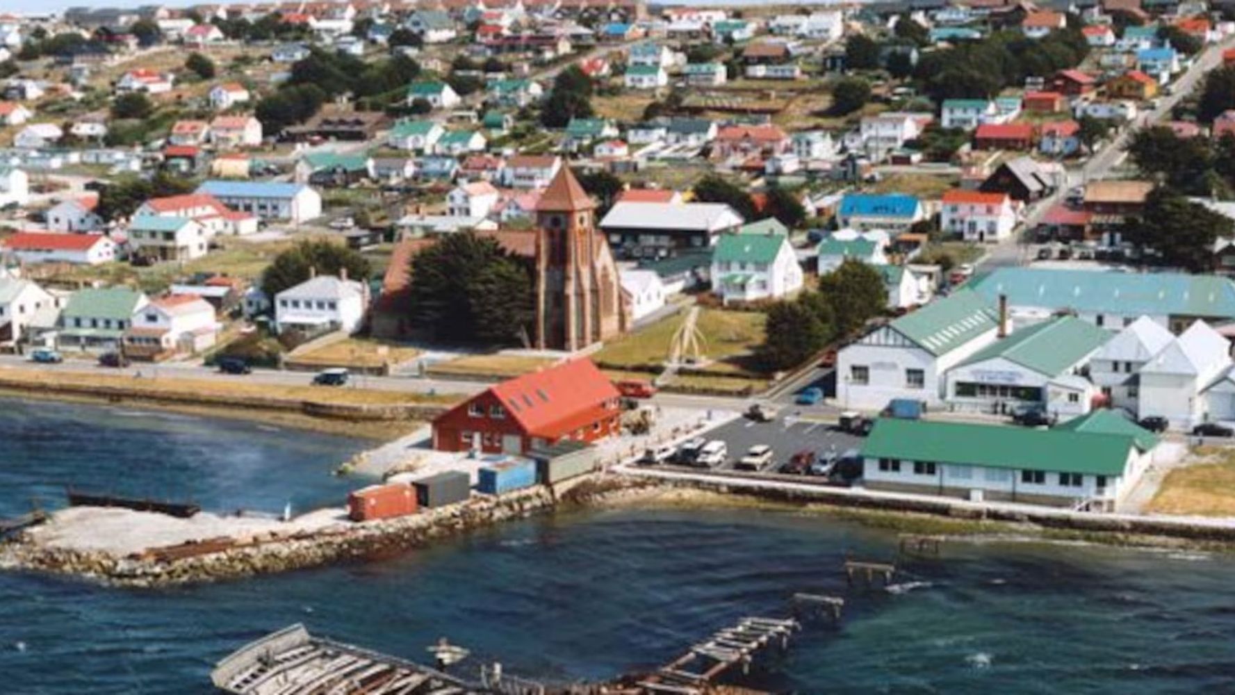 Vandalizaron placas de los combatientes argentinos en las Islas Malvinas.