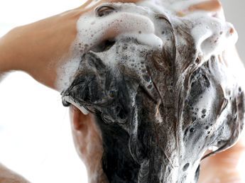 Los peluqueros expertos coinciden: "Para que un shampoo anticaída sea efectivo, comprueba que lleve biotina, extracto de romero o aceite de ricino y masajea bien el cuero cabelludo"