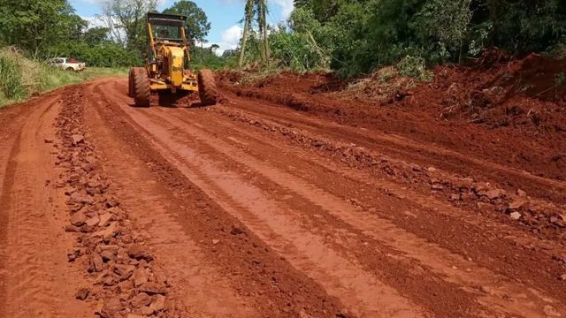 El Niño: acondicionan un camino alternativo a la Ruta 12 para evitar aislamientos en el norte de Misiones.