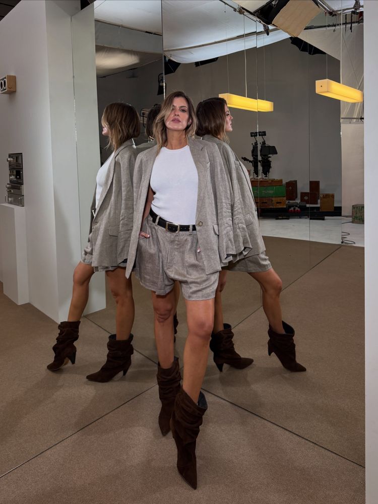 Blazer con hombreras, botas "slouchy" y remera "canalé": Mery Del Cerro apostó por un look en colores neutros y dio cátedra de estilo