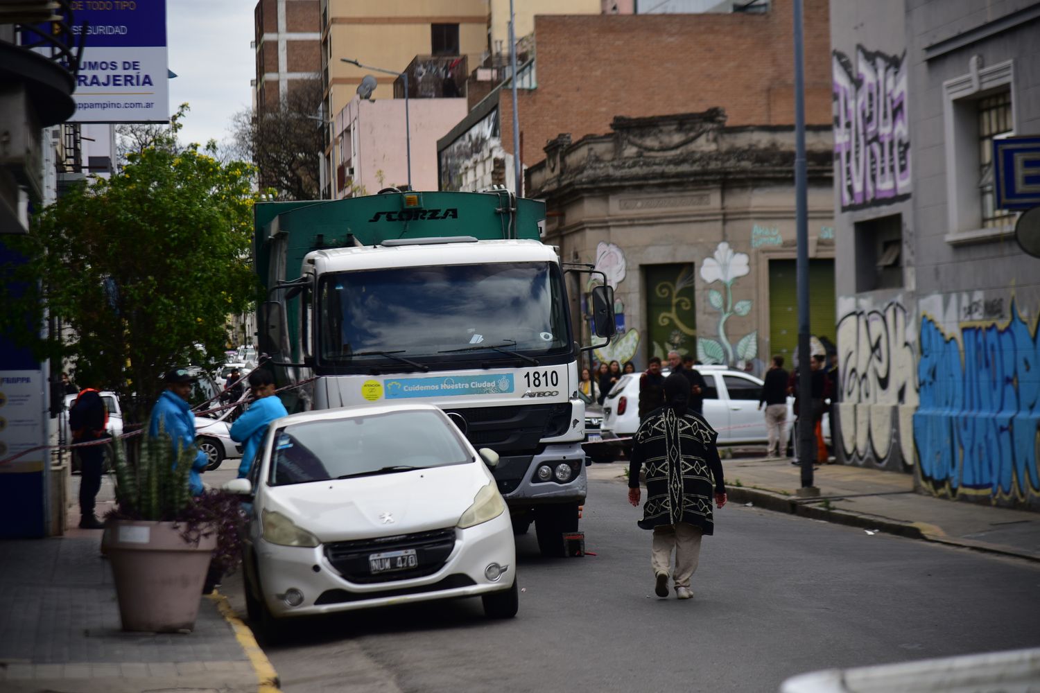 Investigan el descubrimiento de ropa con sangre en el centro de la ciudad de Córdoba.