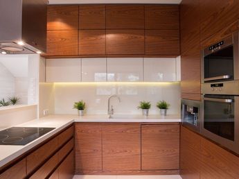 Los especialistas en decoración de cocinas coinciden: "La combinación de maderas no solo la hacemos por estética, sino para que también sea mucho más fácil la limpieza de los muebles altos"