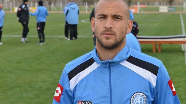 El exjugador de Belgrano que vende sus camisetas por internet.