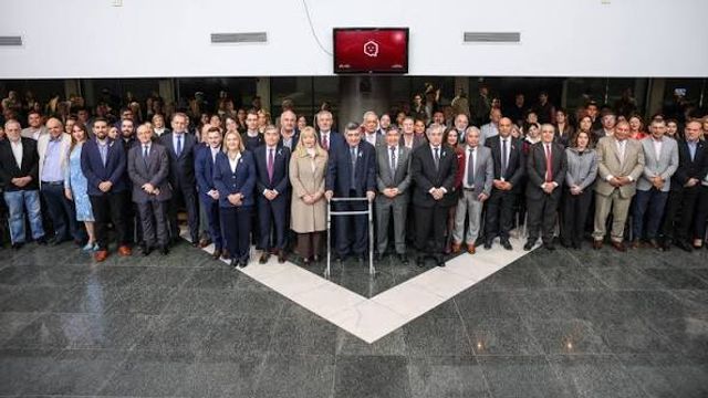Autoridades legislativas, judiciales y universitarias acompañaron el acto, entre ellas el presidente de la Corte, Daniel Leiva.