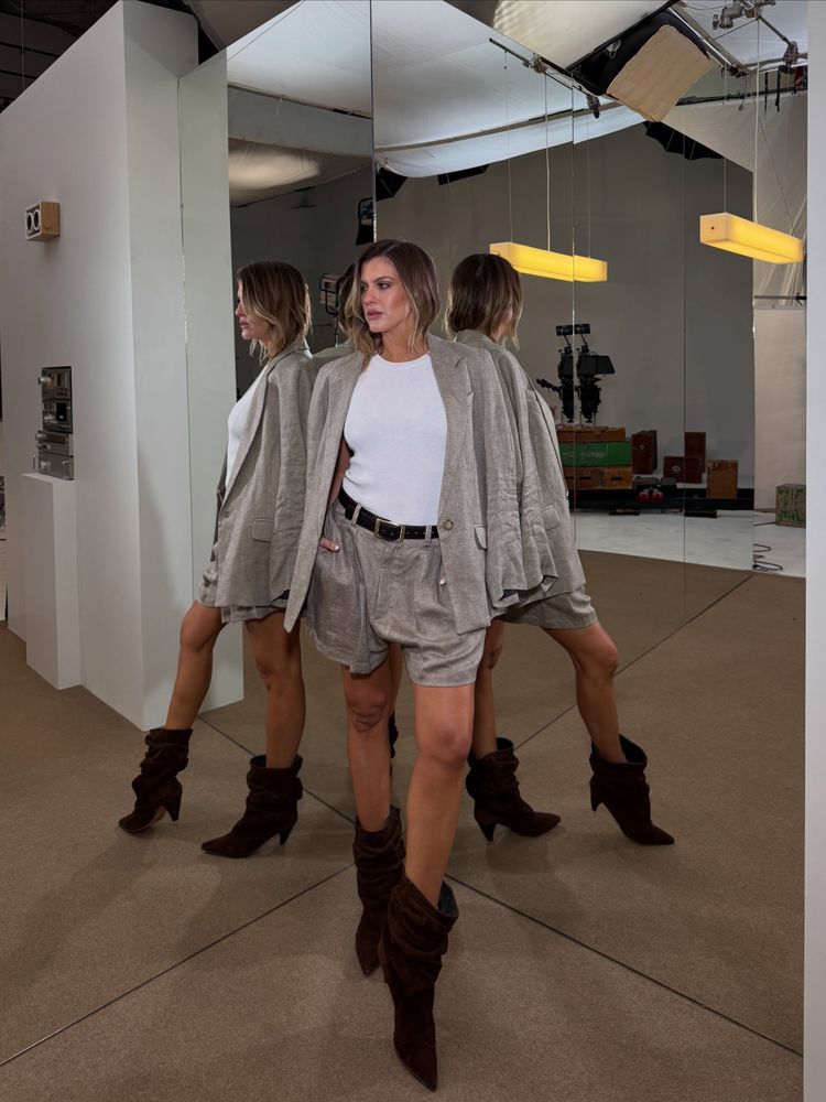 Blazer con hombreras, botas "slouchy" y remera "canalé": Mery Del Cerro apostó por un look en colores neutros y dio cátedra de estilo