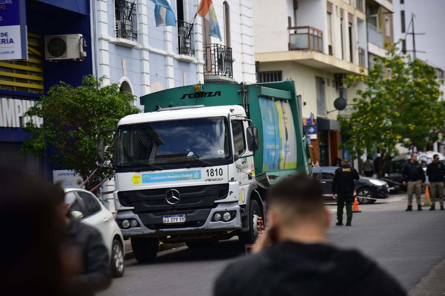 Investigan el descubrimiento de ropa con sangre en el centro de la ciudad de Córdoba.