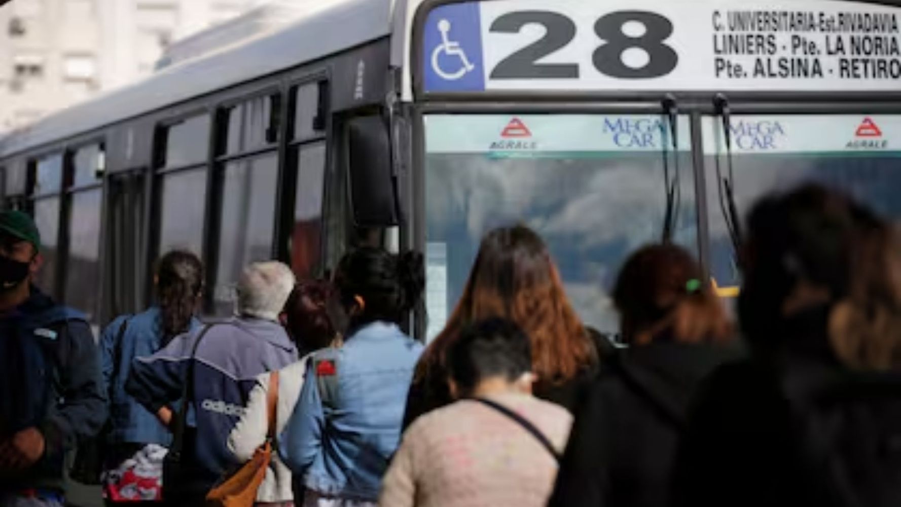Los colectivos del AMBA reducen sus servicios.