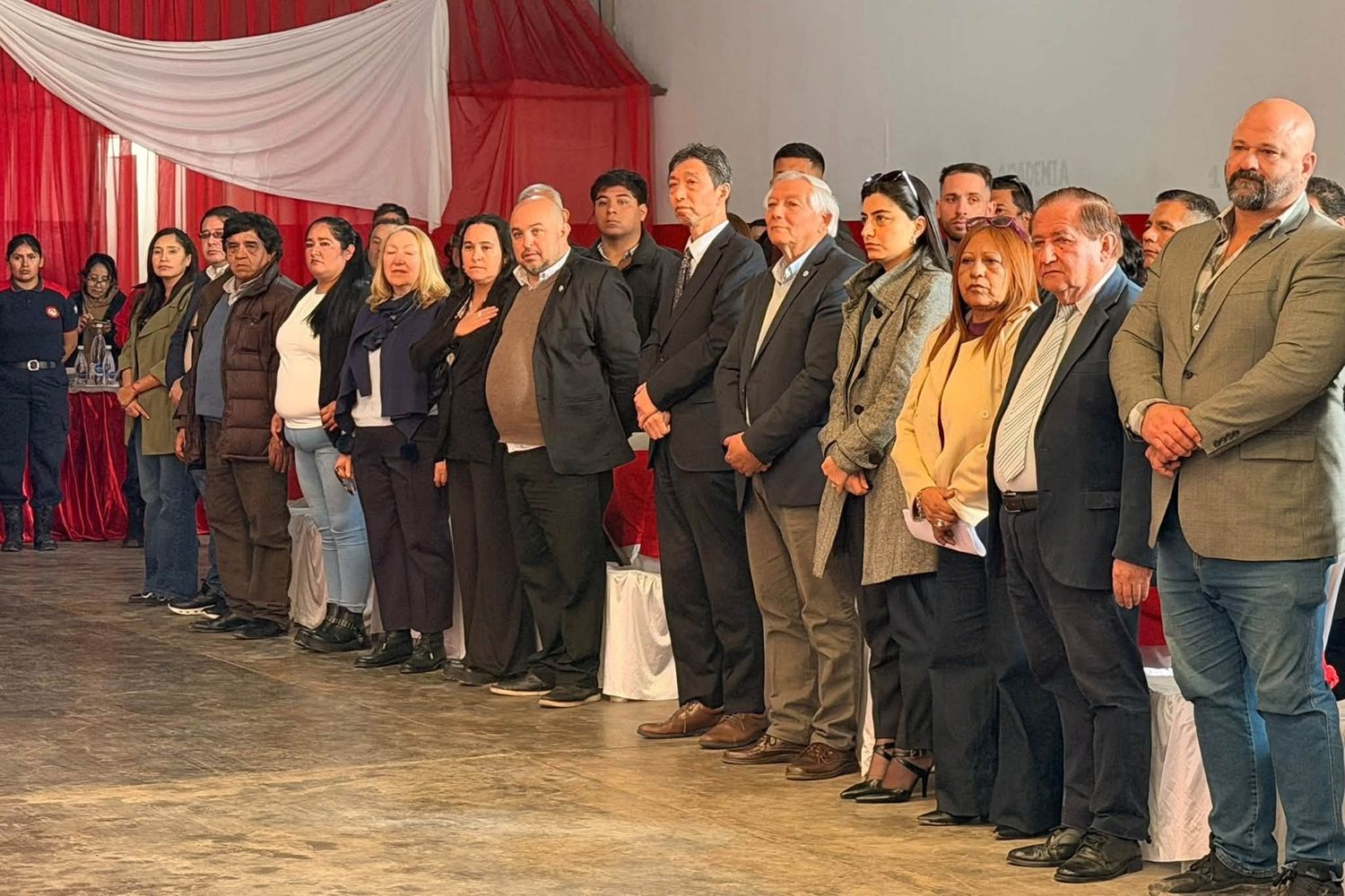 Autoridades provinciales y municipales, referentes de instituciones civiles e invitados especiales dieron marco al sencillo acto de recepción de la autobomba donada por Japón a los bomberos voluntarios de Perico (Jujuy).