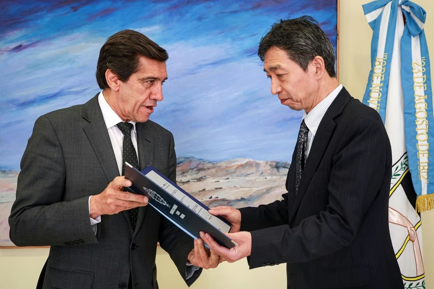 El gobernador Carlos Sadir recibió al embajador de Japón en la Argentina, Hoshino Yoshitaka, en el aeropuerto internacional “Dr. Horacio Guzmán”, en la ciudad de Perico.