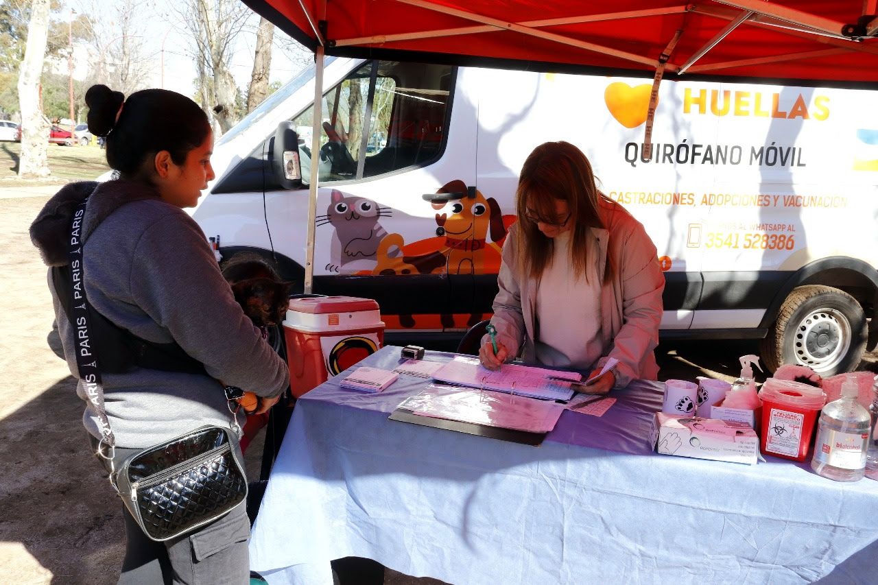 La campaña de vacunación antirrábica llegará a distintos barrios de Villa Carlos Paz hasta diciembre.
