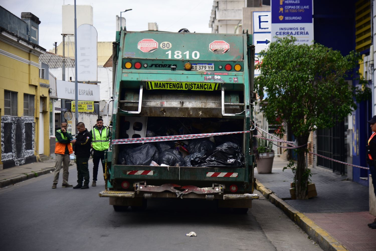 Recolectores encontraron una valija con ropa interior
