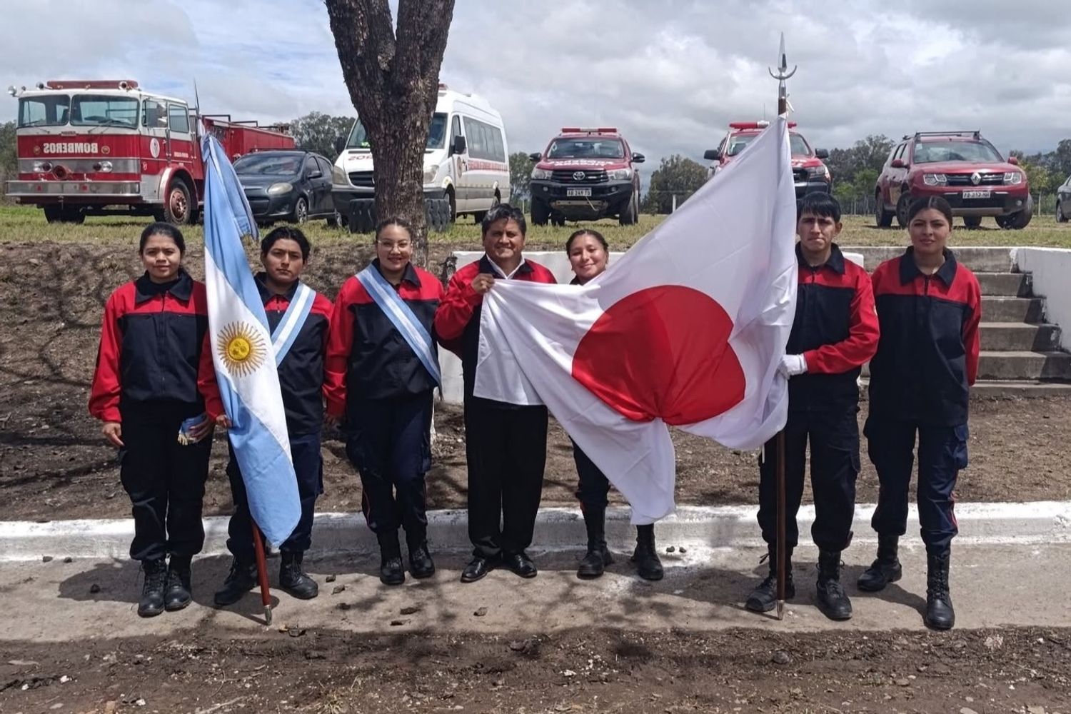 Las banderas de la Argentina y Japón presidieron el acto de recepción de la autobomba destinada a la Asociación de Bomberos Voluntarios de Perico.