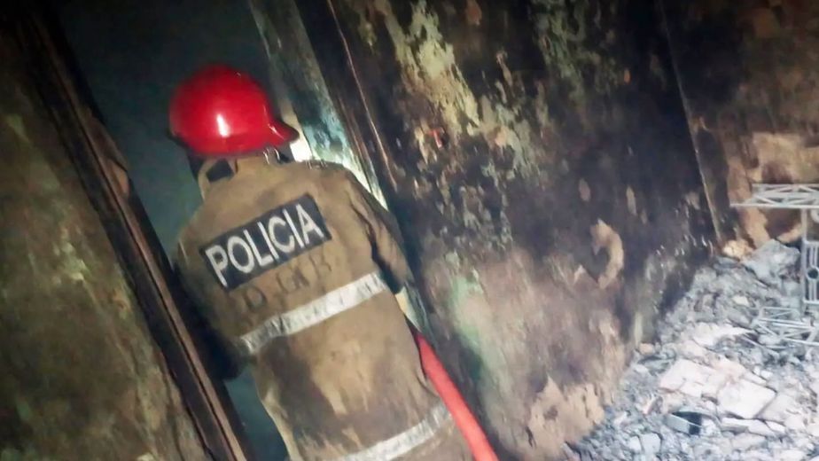 Incendio contenido en una casa abandonada de la capital