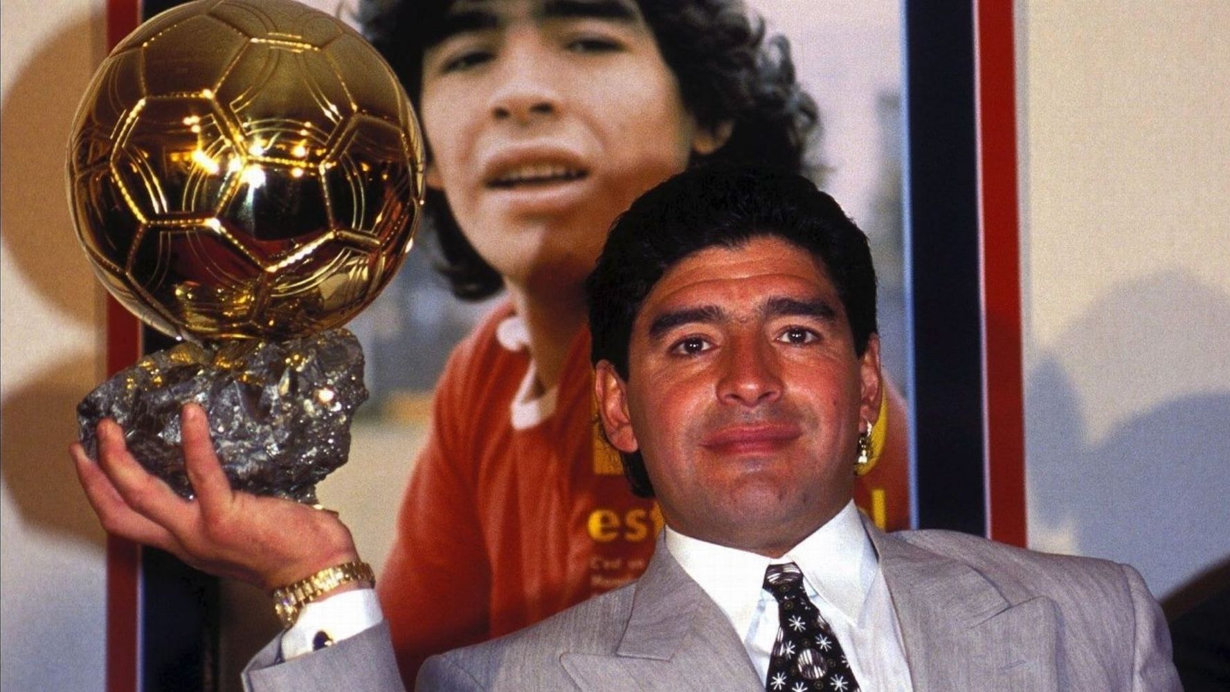 Diego Maradona recibió un Balón de Oro honorífico por haber sido el mejor jugador del siglo XX.