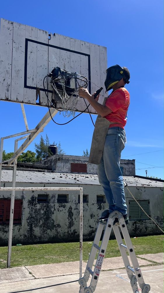 Básquet Solidario: Vía Paraná inició en el barrio 33 Orientales la primera acción.