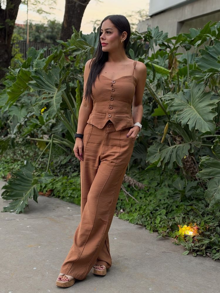 Larissa Riquelme dio cátedra de estilo con un look monocromático y marcó tendencia con los zapatos de la temporada