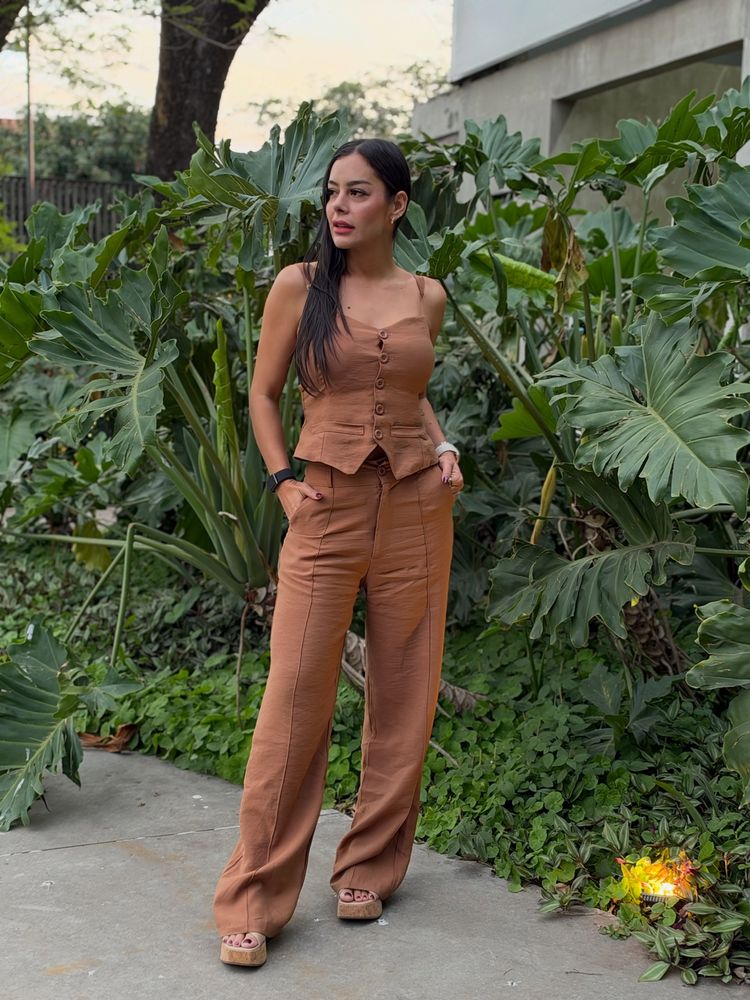 Larissa Riquelme dio cátedra de estilo con un look monocromático y marcó tendencia con los zapatos de la temporada