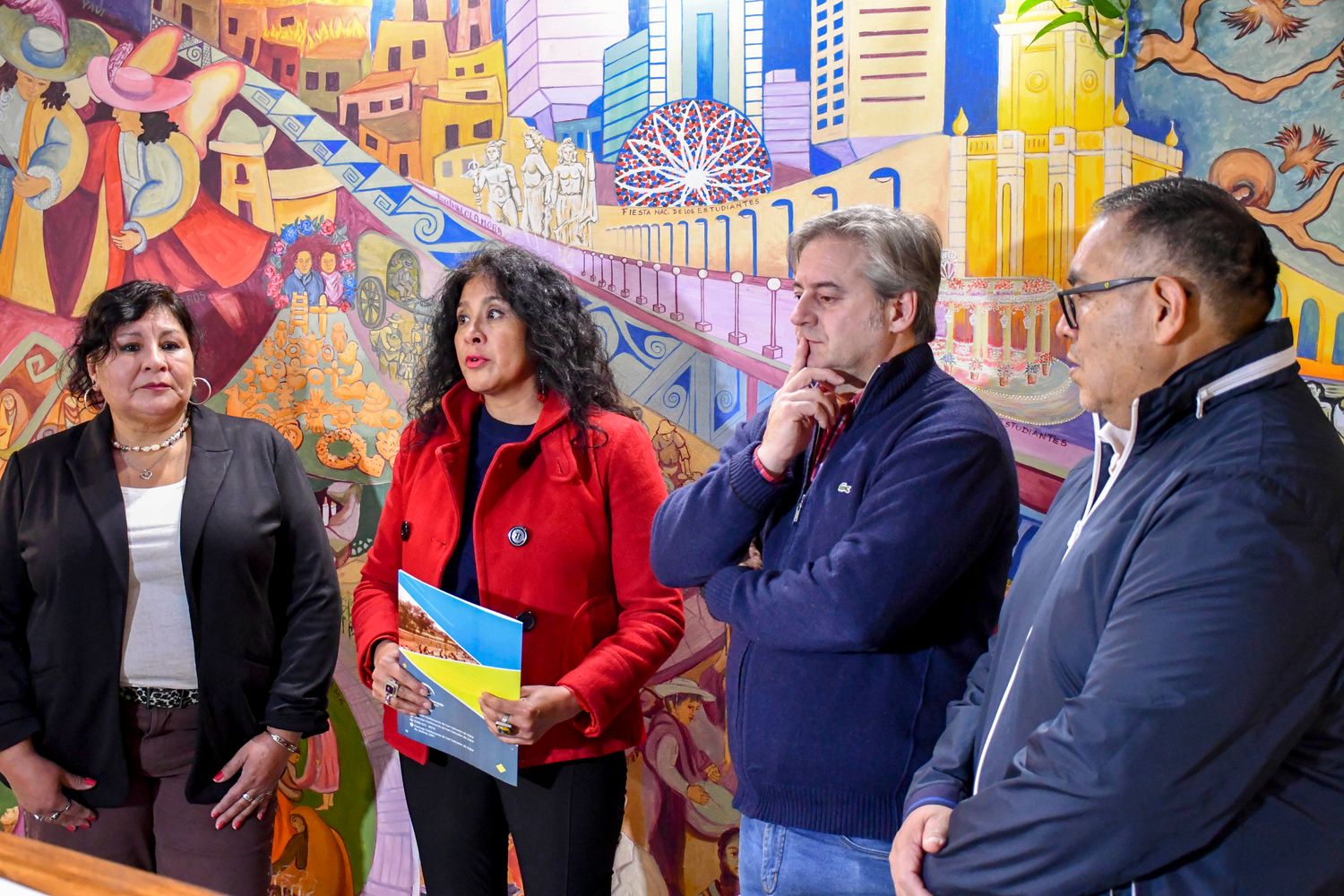 La artista plástica Gabriela Gaspar agradeció el reconocimiento otorgado por el Concejo Deliberante a su obra “Jujuy es Identidad” y destacó el apoyo de un grupo de comerciantes del Mercado Central “6 de Agosto” que promovieron y apoyaron su realización.