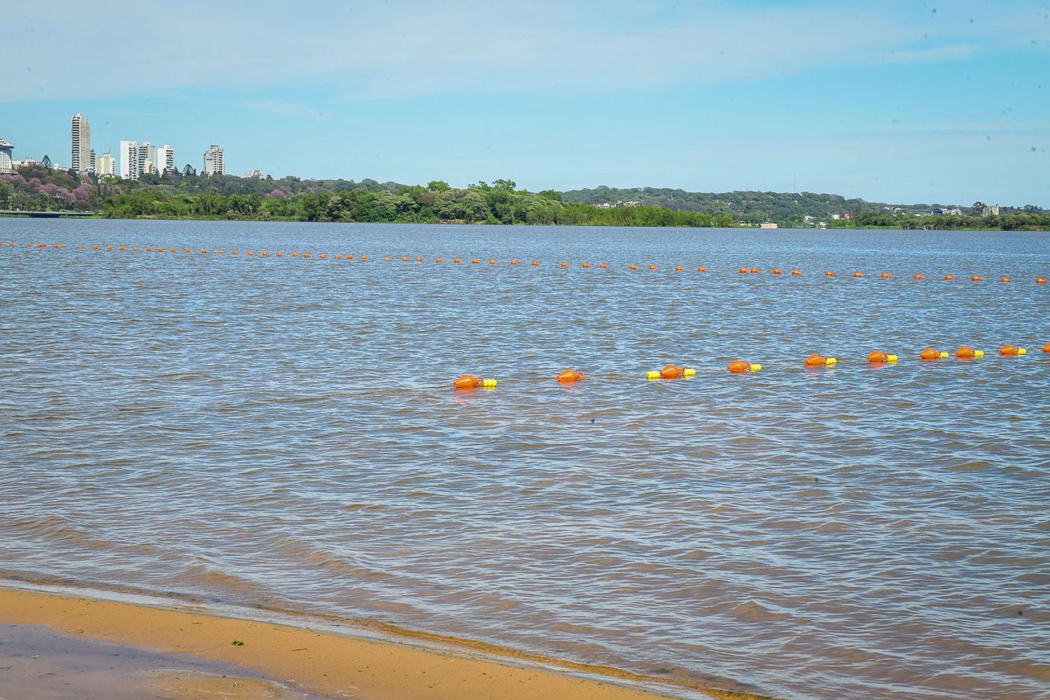 Paraná: habilitaron la playa del Thompson y se anticipa la temporada de verano.