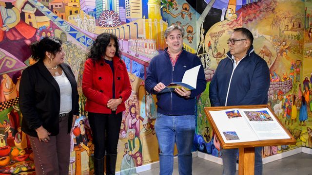 El presidente del Concejo Deliberante de San Salvador de Jujuy, Gastón Millón, dio lectura a la declaración “de interés cultural” para la obra y entregó una copia del documento a su autora, Gabriela Gaspar.