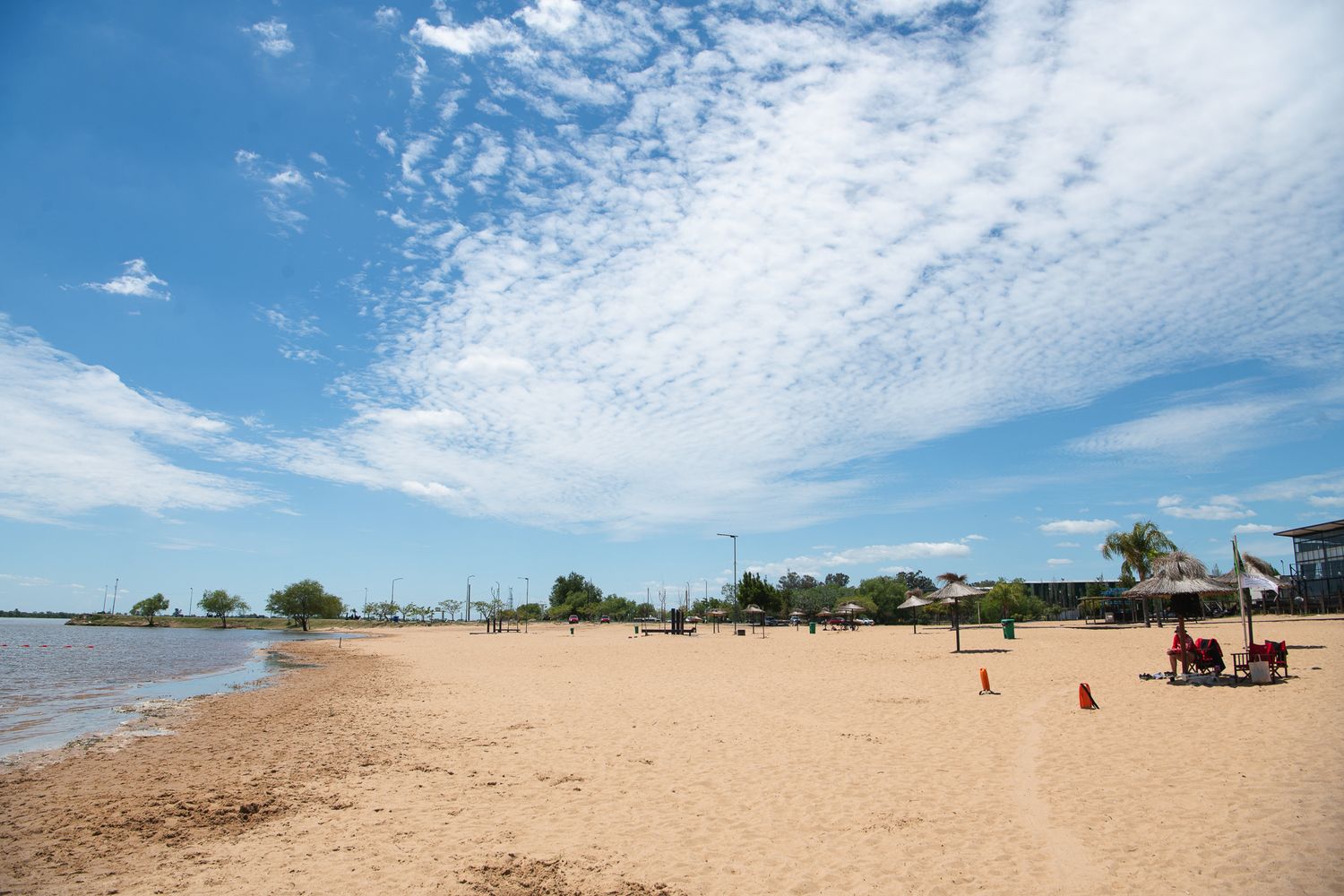 Paraná: habilitaron la playa del Thompson y se anticipa la temporada de verano.