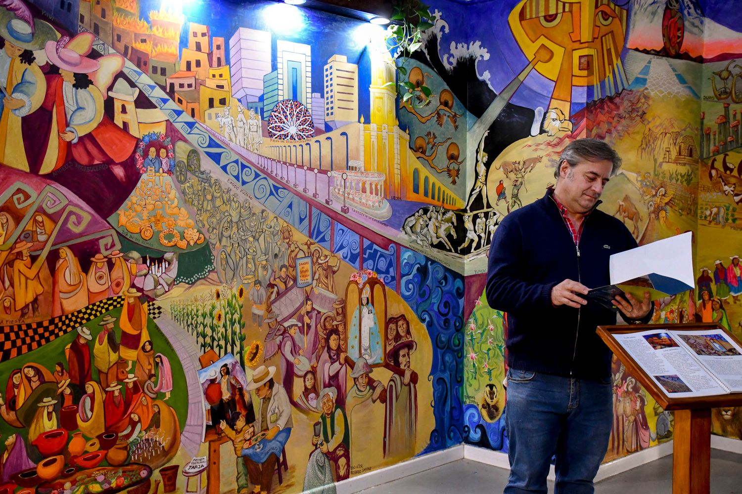 El mural “Jujuy es Identidad” se encuentra emplazado en el Mercado Central “6 de Agosto” y fue realizado por la reconocida artista jujeña Gabriela Gaspar, junto a sus colaboradoras Vanina Gaspar y Norma Gaspar.