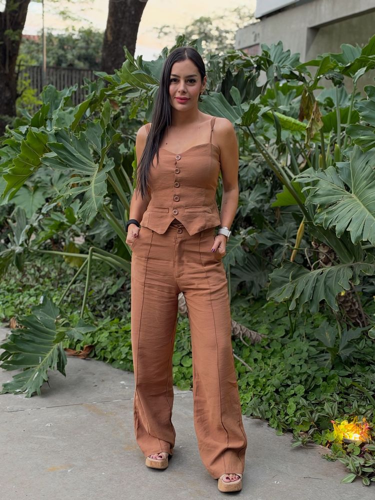Larissa Riquelme dio cátedra de estilo con un look monocromático y marcó tendencia con los zapatos de la temporada