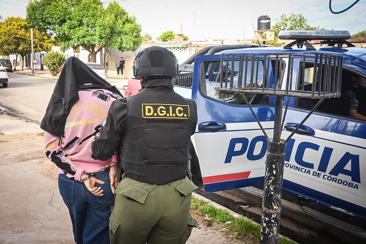 Detuvieron a la mujer del inspector municipal acusado de balear una casa en Córdoba.