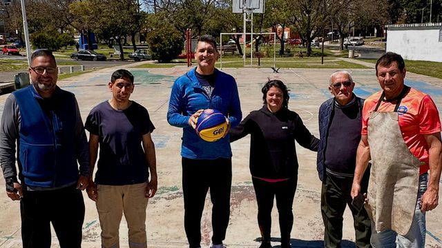 Básquet Solidario: Vía Paraná inició en el barrio 33 Orientales la primera acción.