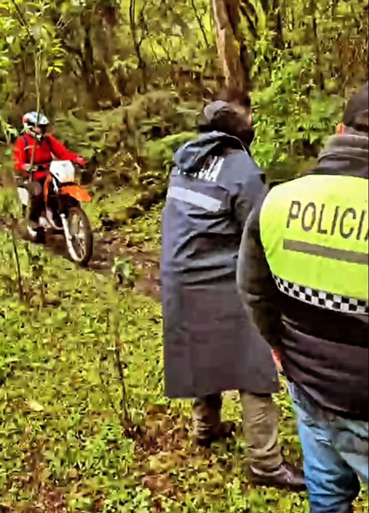 Policías, gendarmes, bomberos y baqueanos recorren senderos y quebradas del cerro en la búsqueda del docente jubilado.