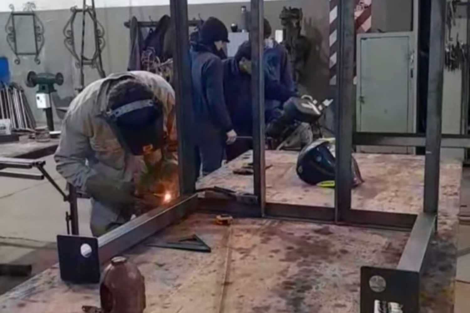 Estudiantes de una escuela técnica de Colón construyeron una rampa para un centro de equinoterapia.