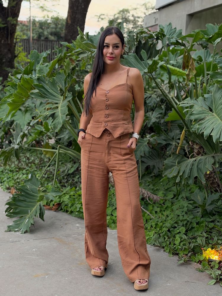 Larissa Riquelme dio cátedra de estilo con un look monocromático y marcó tendencia con los zapatos de la temporada