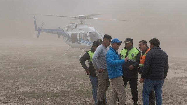 El helicóptero provincial opera desde la cancha El Pantalito, en El Mollar, y acorta los traslados hacia los sectores de difícil acceso.