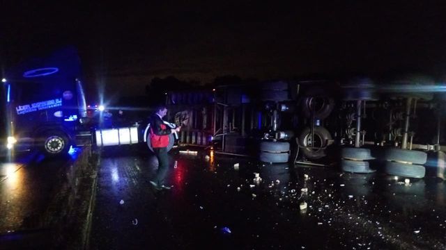 Posadas: un camión paraguayo cargado con perfumes volcó sobre la Ruta 105.